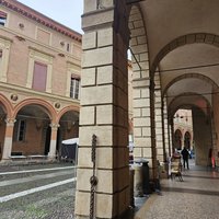 Bologna: Piazza porticata di Santo Stefano