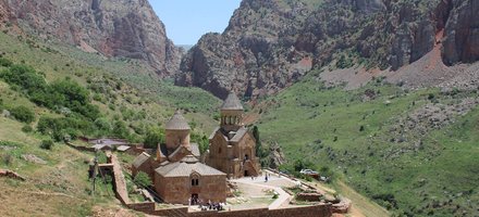 The monastery of Noravank and the upper Amaghou Va