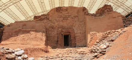 Triple-arch Gate at Dan