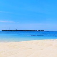 Derawan Islands by Roman Bruehwiler