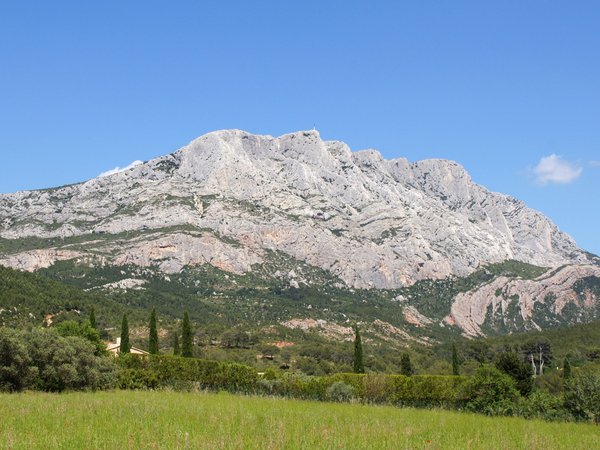 Montagne Sainte-Victoire et sites cezaniens by Hubert