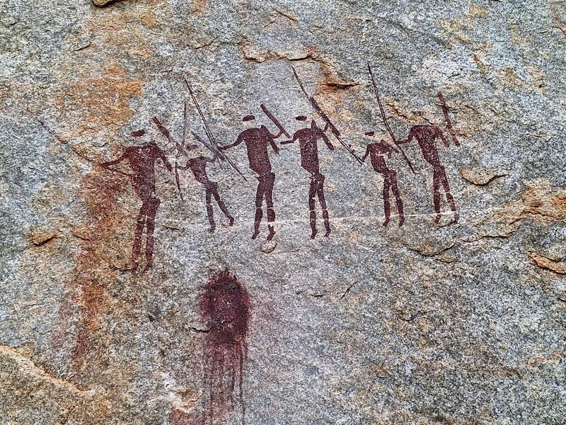 Panel real de pinturas rupestres de Chinhamapere; no se añaden imágenes genéricas de otros yacimientos.