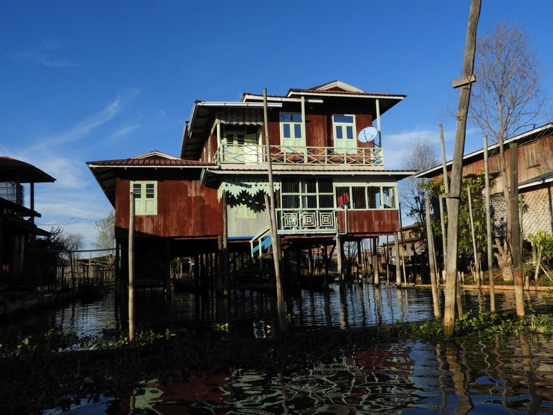 Inle Lake by Roman Bruehwiler