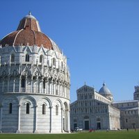Piazza del Duomo (Pisa) by Clyde