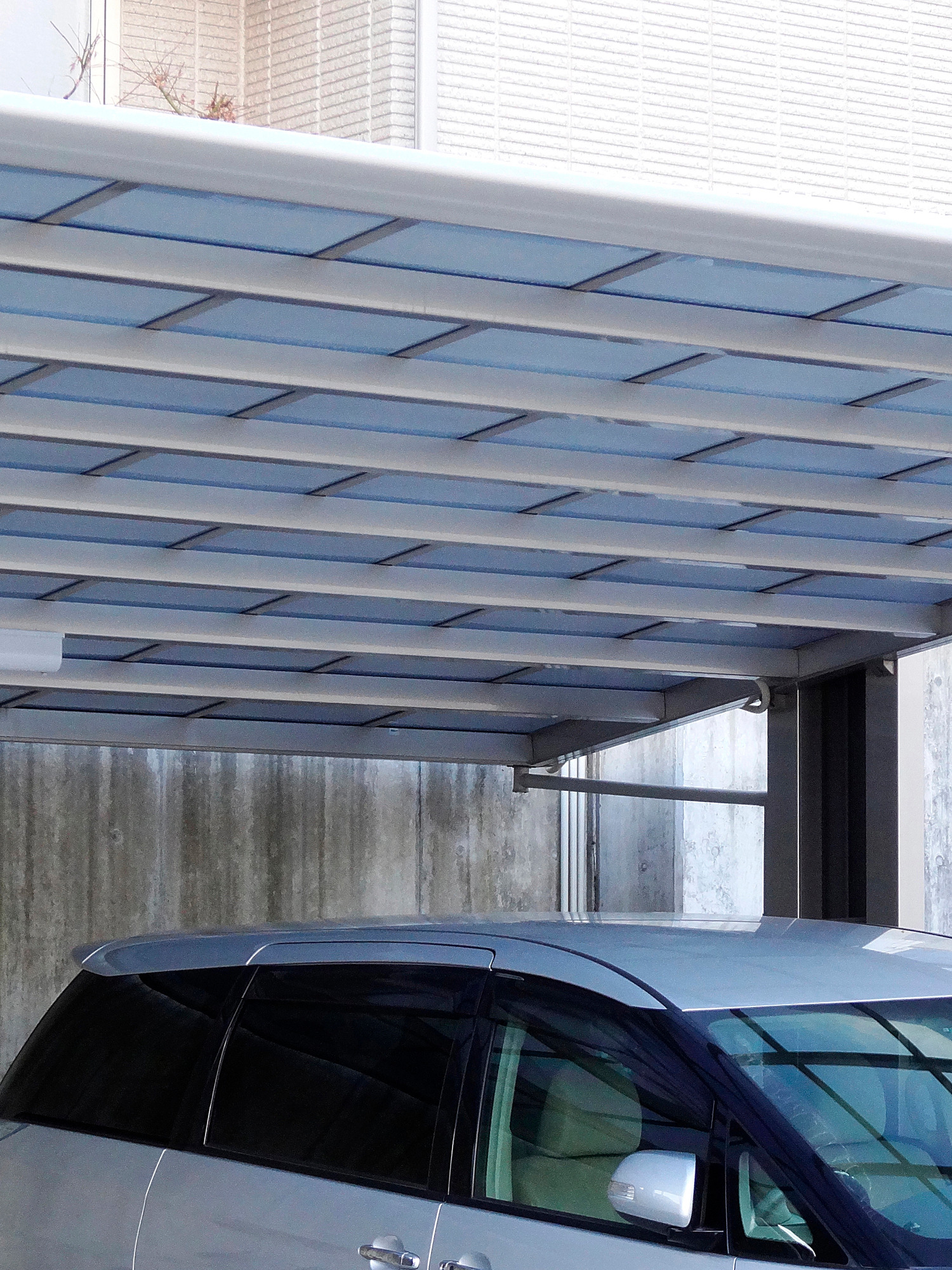 Sončna elektrarna postavljena na nadstrešek za avto je več kot odlična izbira