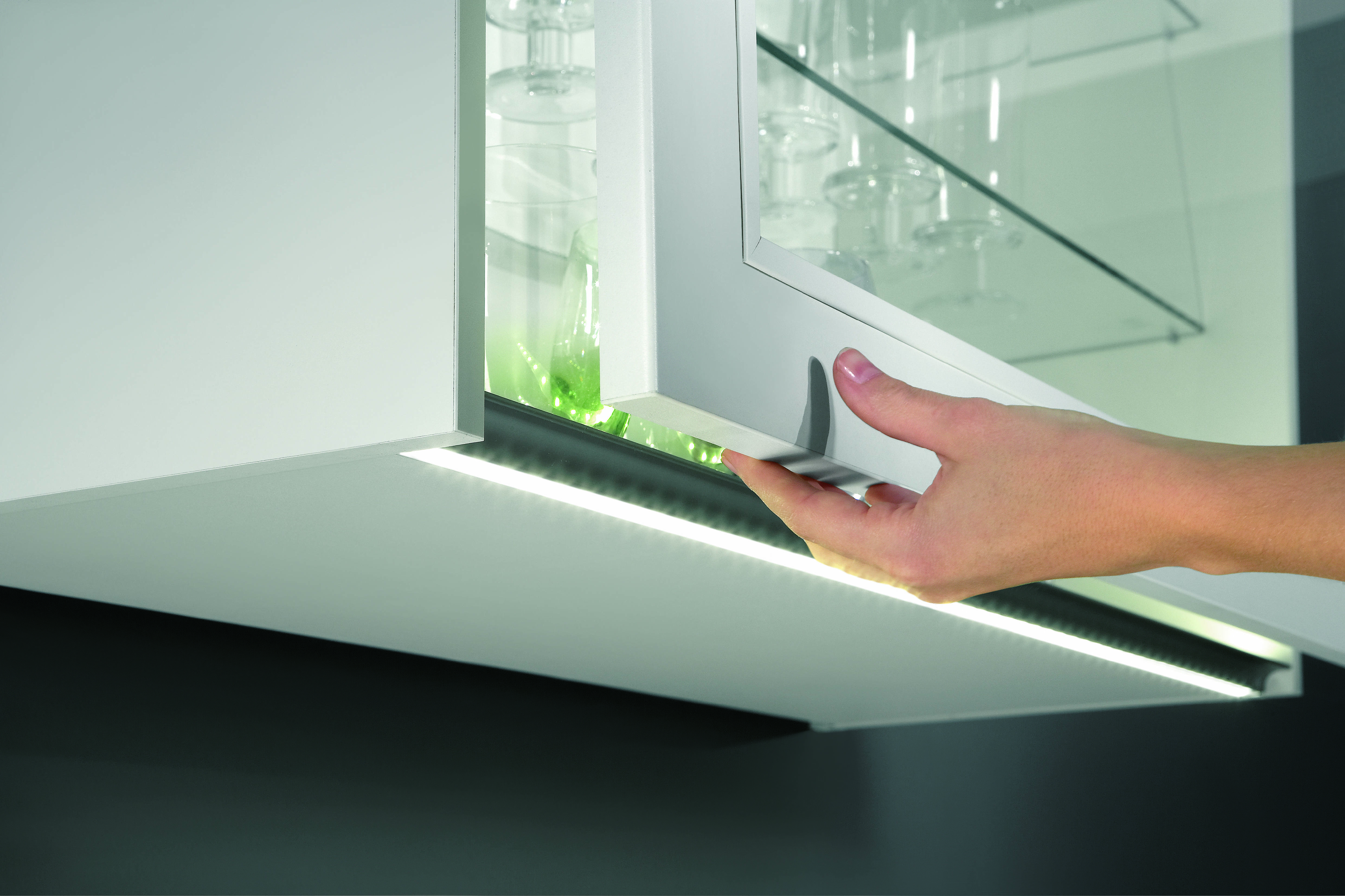 Nobilia Grifflose Wandschränke mit LED Beleuchtung