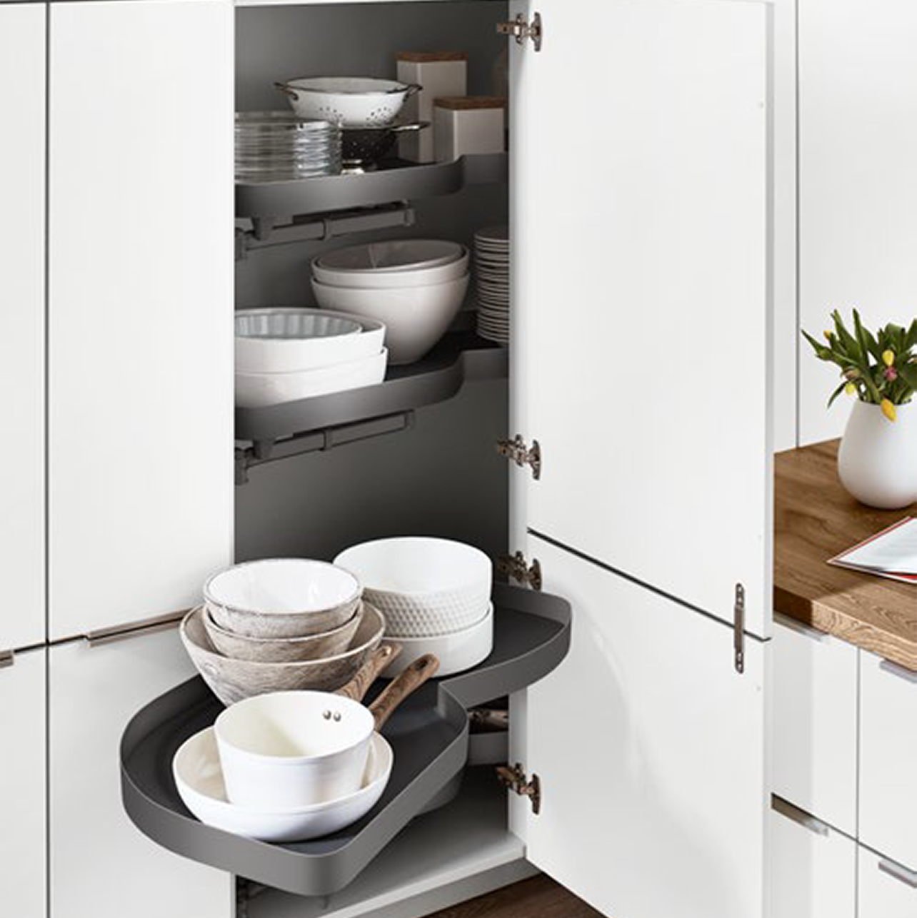 Nobilia Eck-Highboard mit 151 cm Höhe und Auszügen zur einfachen Benutzung