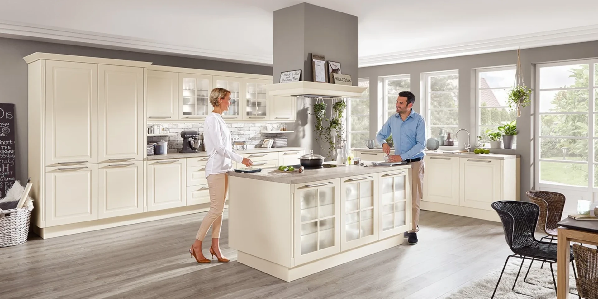Nobilia Kamin-Umbau für Dunsthaube in Sylt Landhausküche mit Lack-Dekor in Magnolia matt 