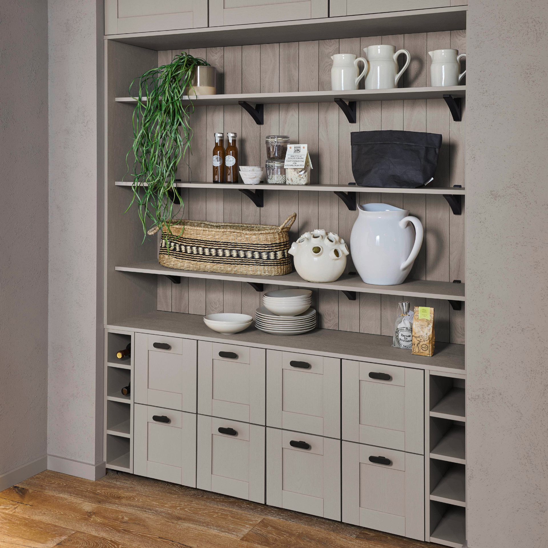 Nobilia Flaschenregal in Landhausküchen mit Frame Programm