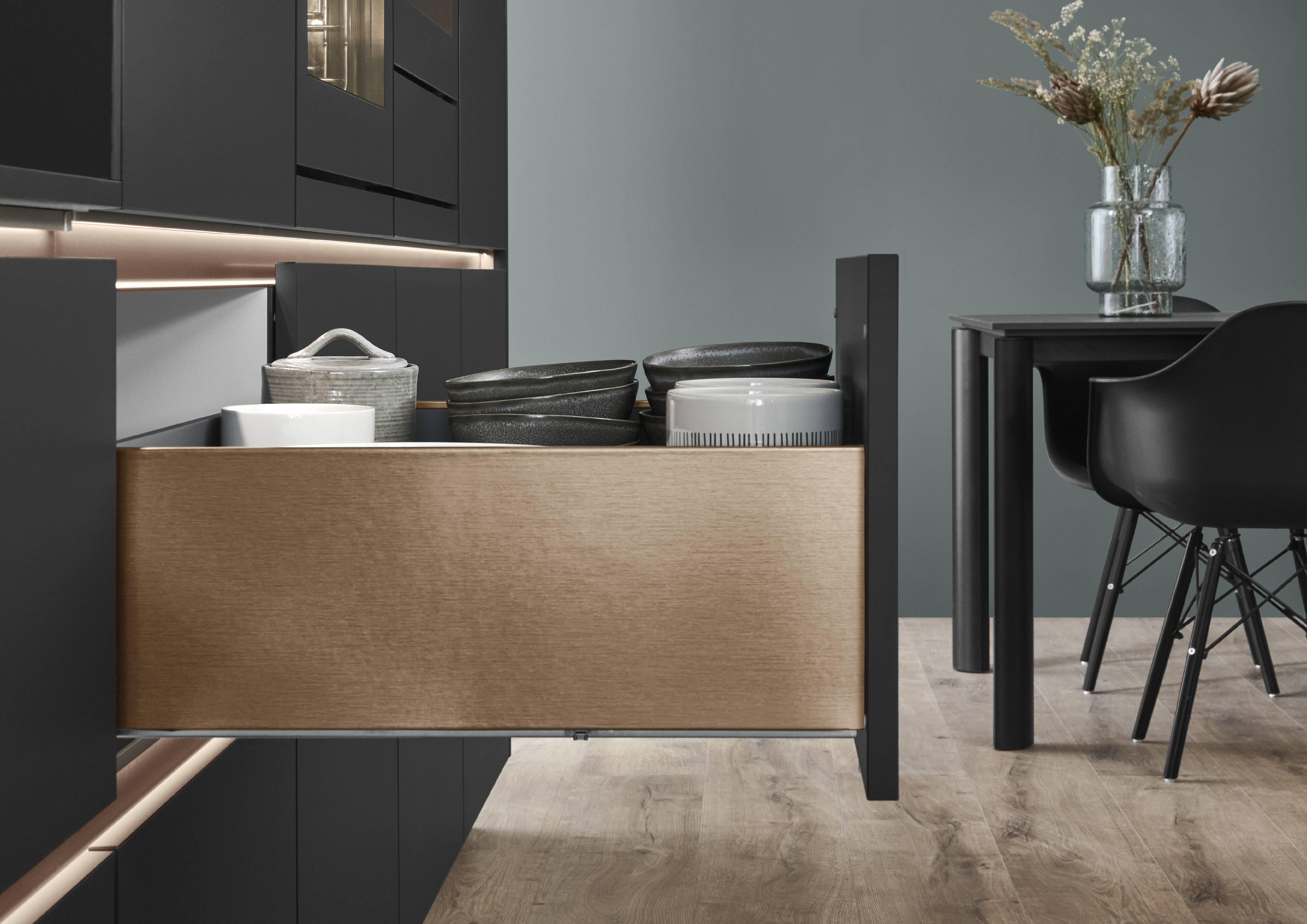 Nobilia nBox mit Seitencover in Bronxe Design