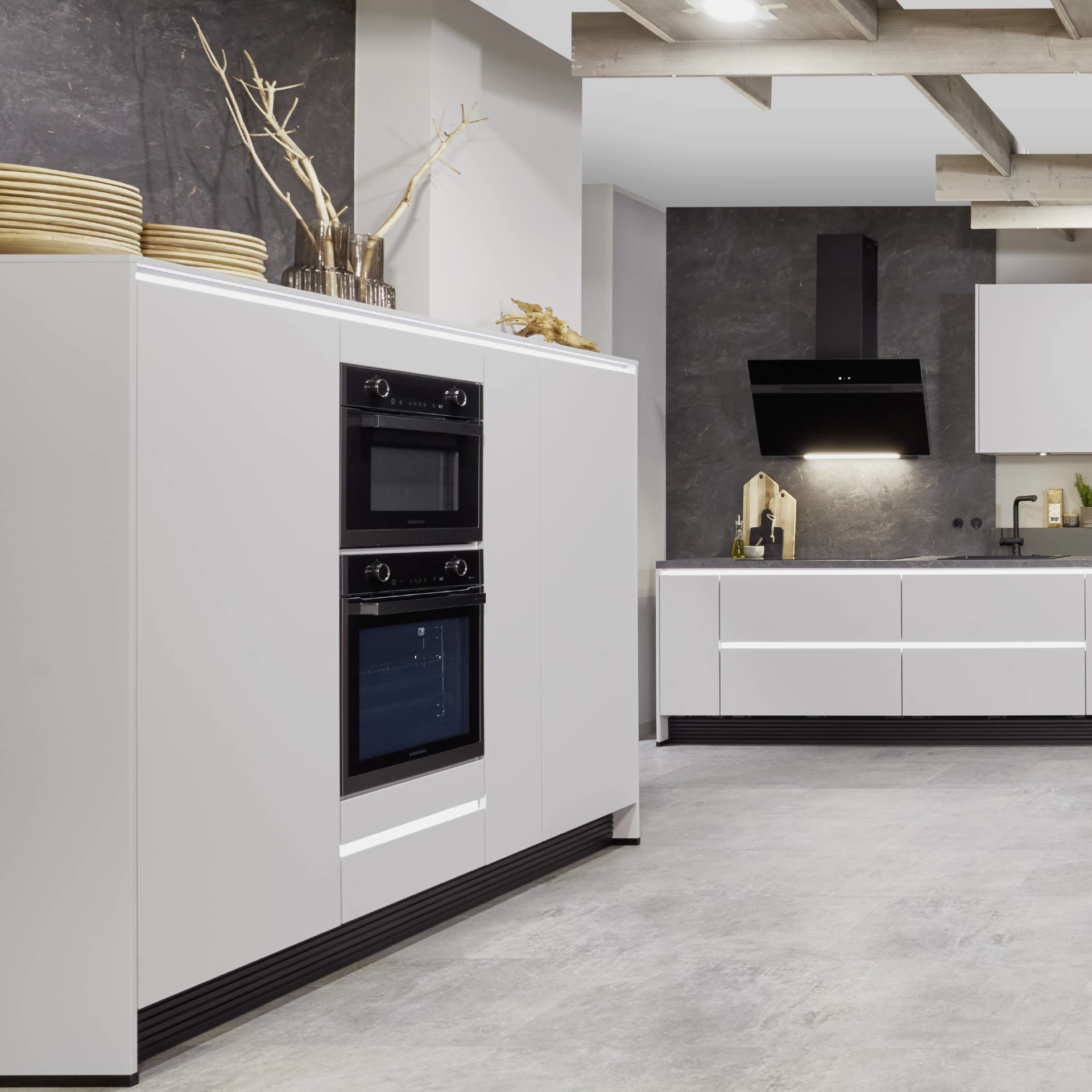Nobilia Grifflose Highboards mit beleuchtetem Griffprofil in waagrechtecht