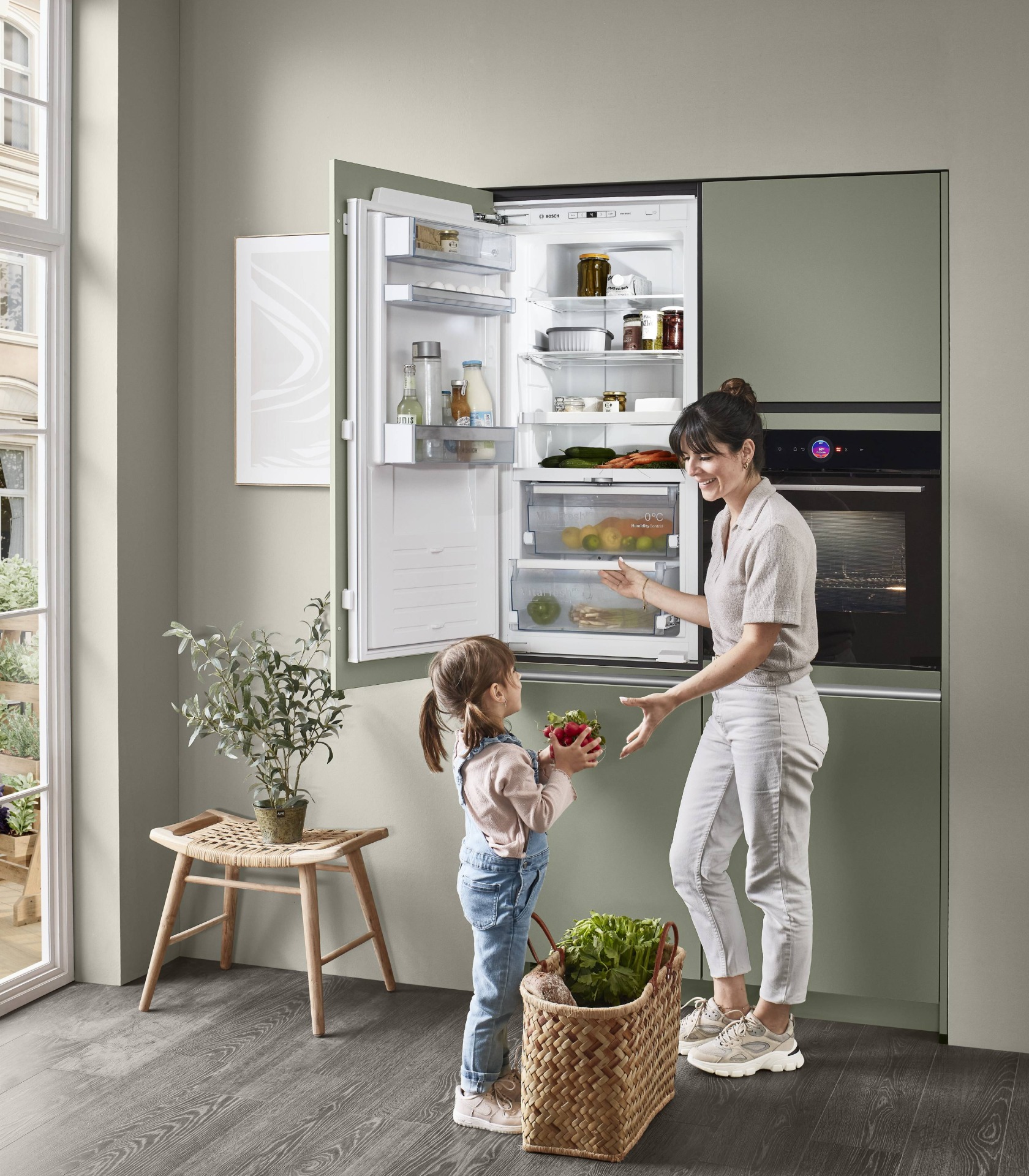 Geöffneter Kühlschrank-Hochschrank in einer grifflosen Senso-Küche von Nobilia Line N