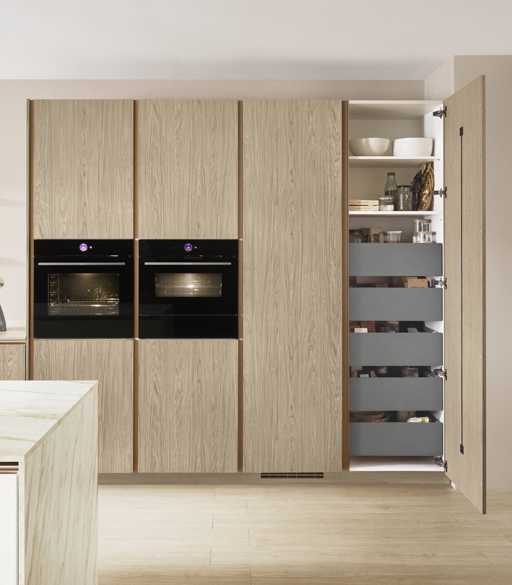 Grifflose Hochschrankwand mit geöffnetem Stauraumschrank, Nobilia Line N Structura