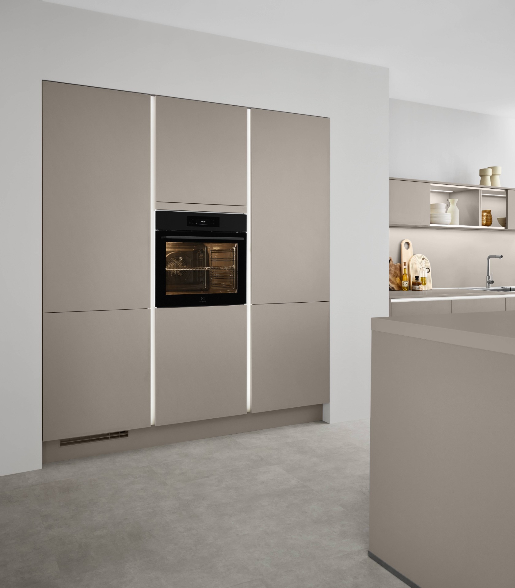 Backofen im hellen grifflosen Hochschrank, Nobilia Line N Laser