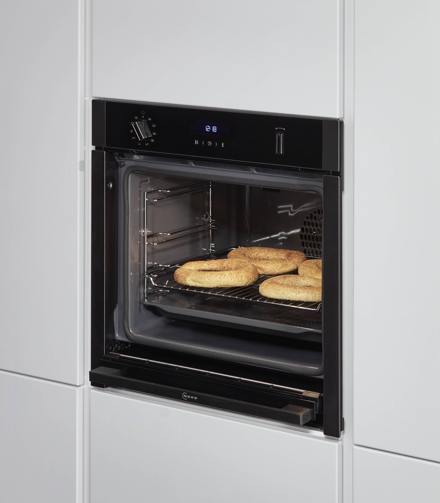 Einbaubackofen in einem weißen Hochschrank, Nobilia Novalux