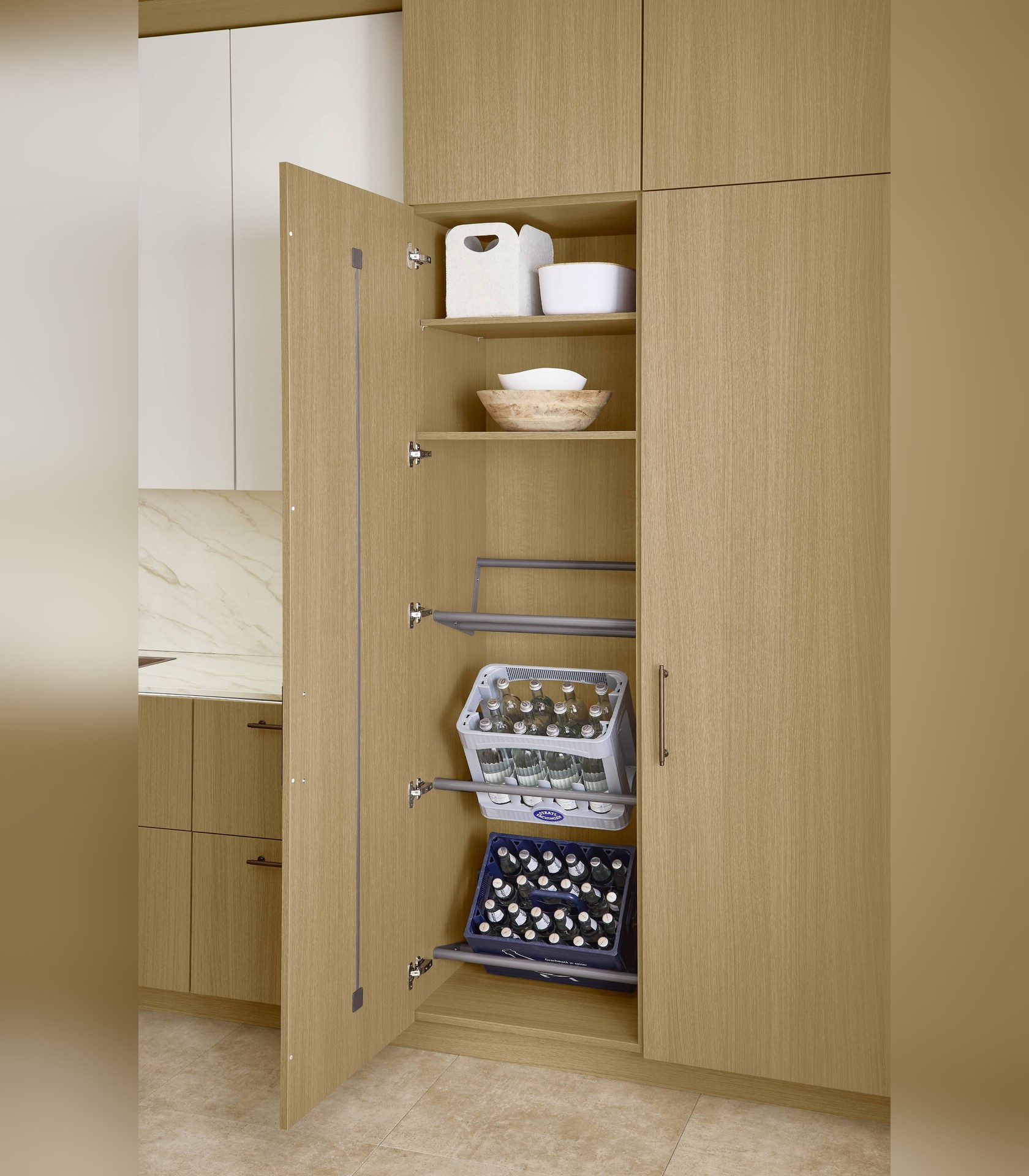 Geöffneter Hochschrank mit Einlegeböden und Getränkekistenhalter, Nobilia Structura