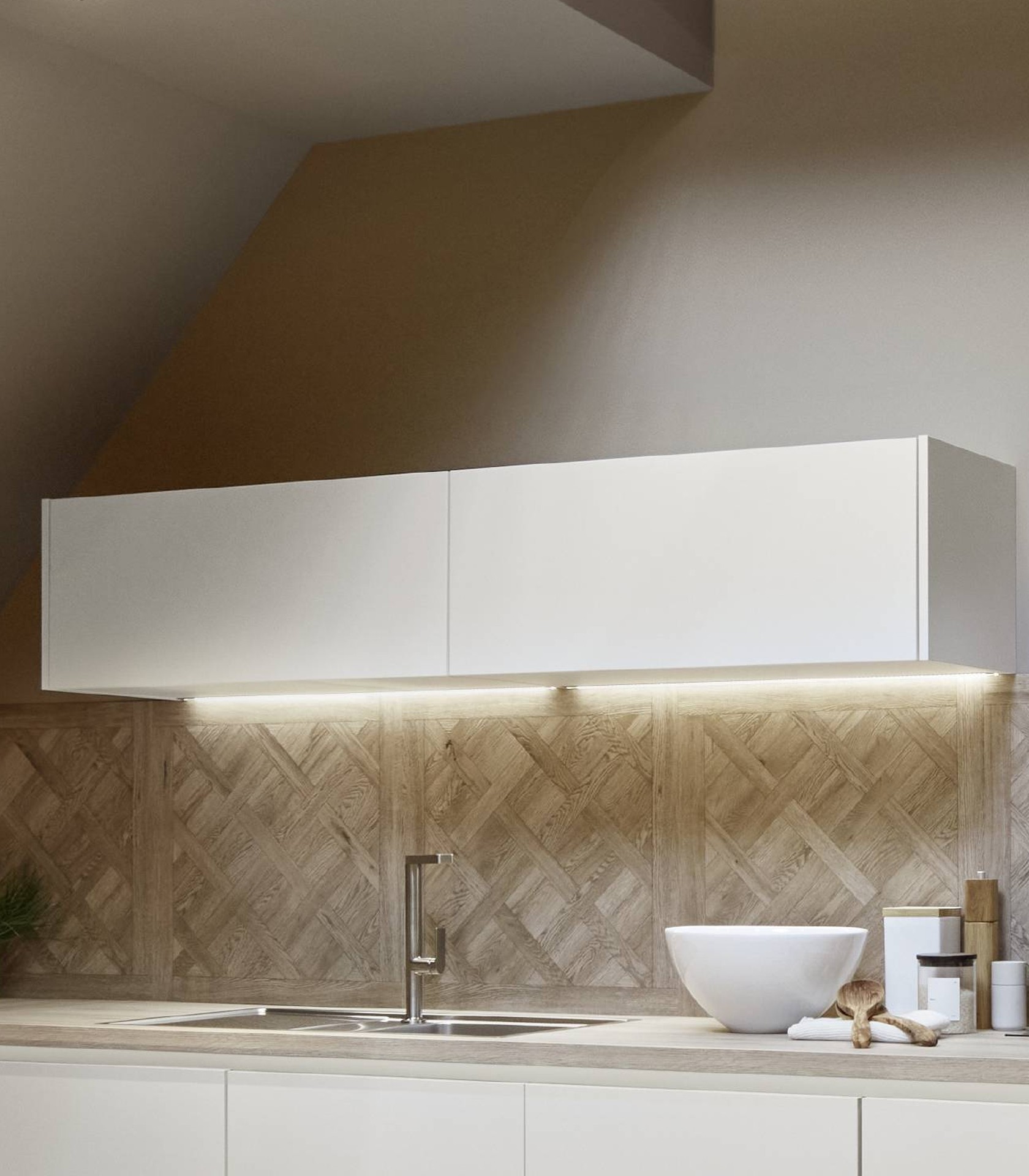 Weiße grifflose L-Küche mit beleuchtetem Hängeschrank, Nobilia Line N