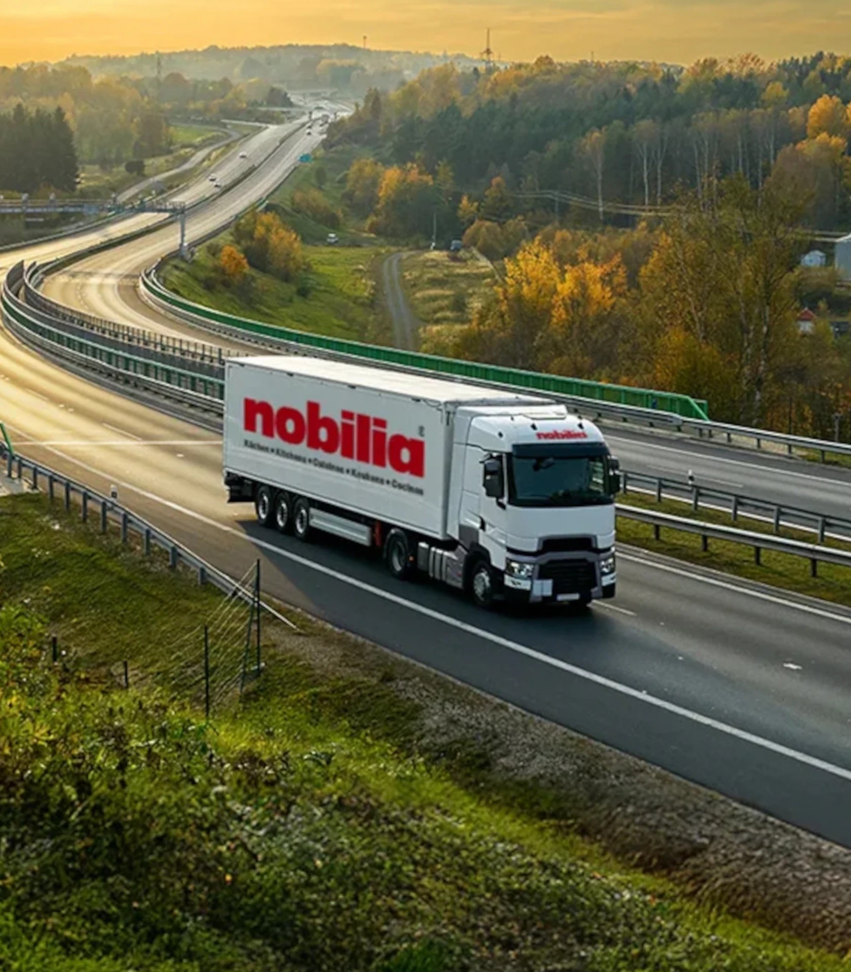 Lkw von Nobilia auf der Autobahn bei Sonnenuntergang