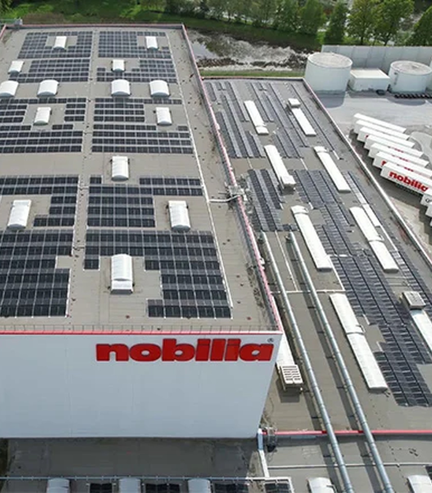 Werk von Nobilia mit Photovoltaikanlage auf dem Dach