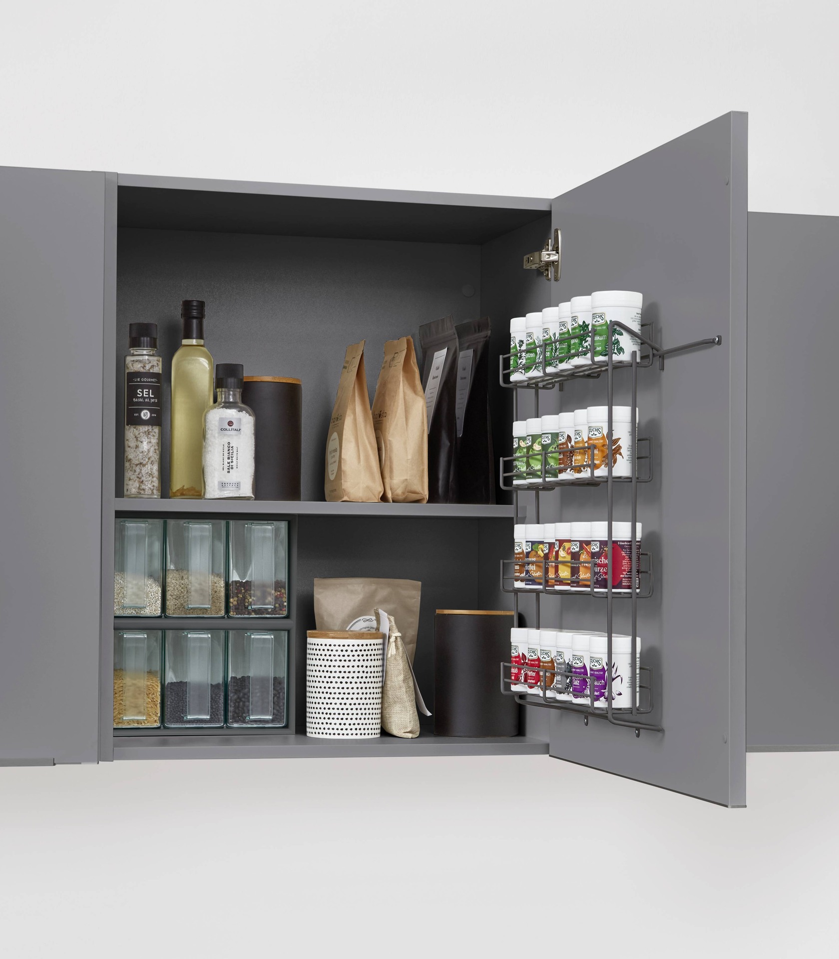 Geöffneter grauer Wandschrank mit Einlegeboden und Gewürzregal an der Tür, Nobilia