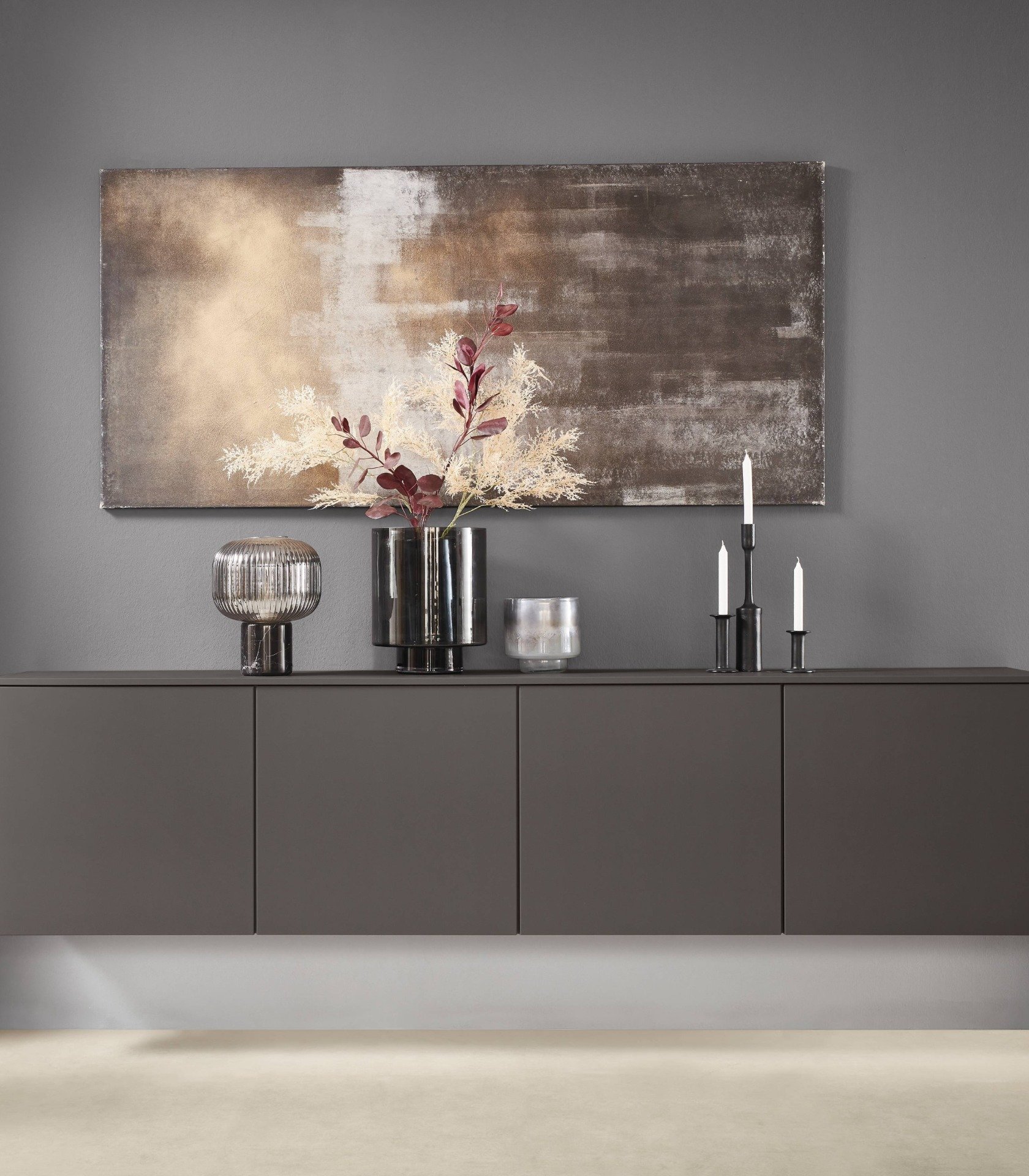 Dunkelgraues hängendes griffloses Sideboard mit vier Türen und Deko obenauf, Nobilia Line N