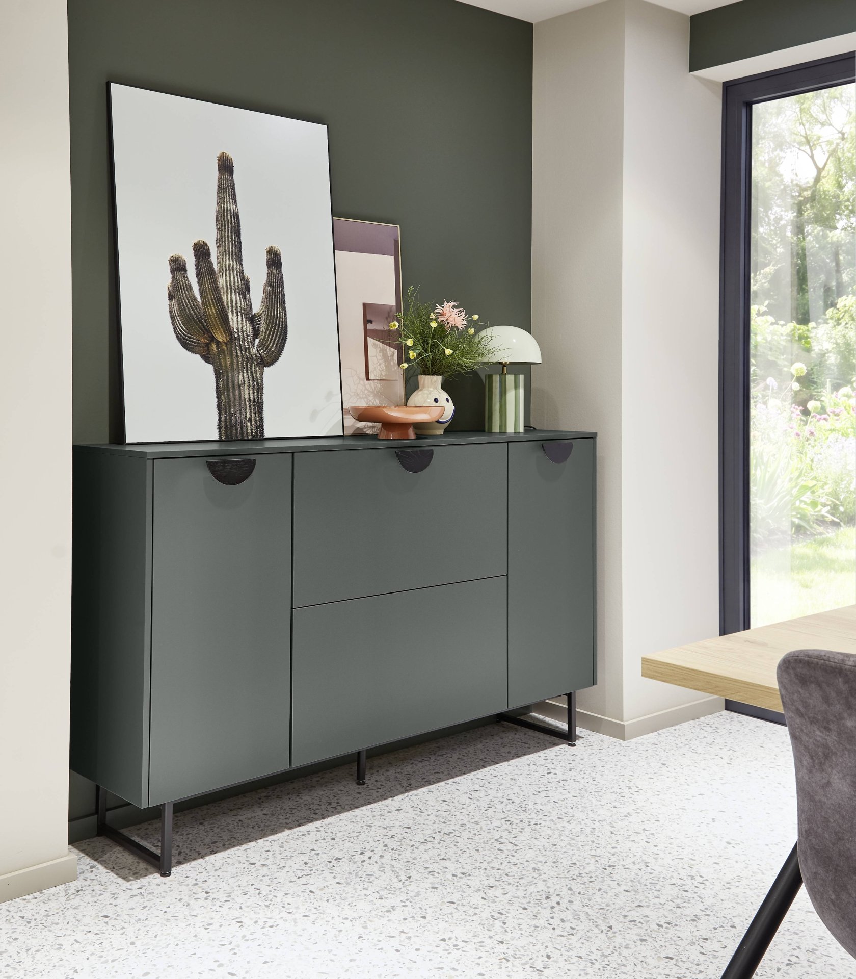 Grünes Sideboard mit schwarzen Griffen an Türen und Schubladen auf schlanken Füßen, Nobilia Easytouch