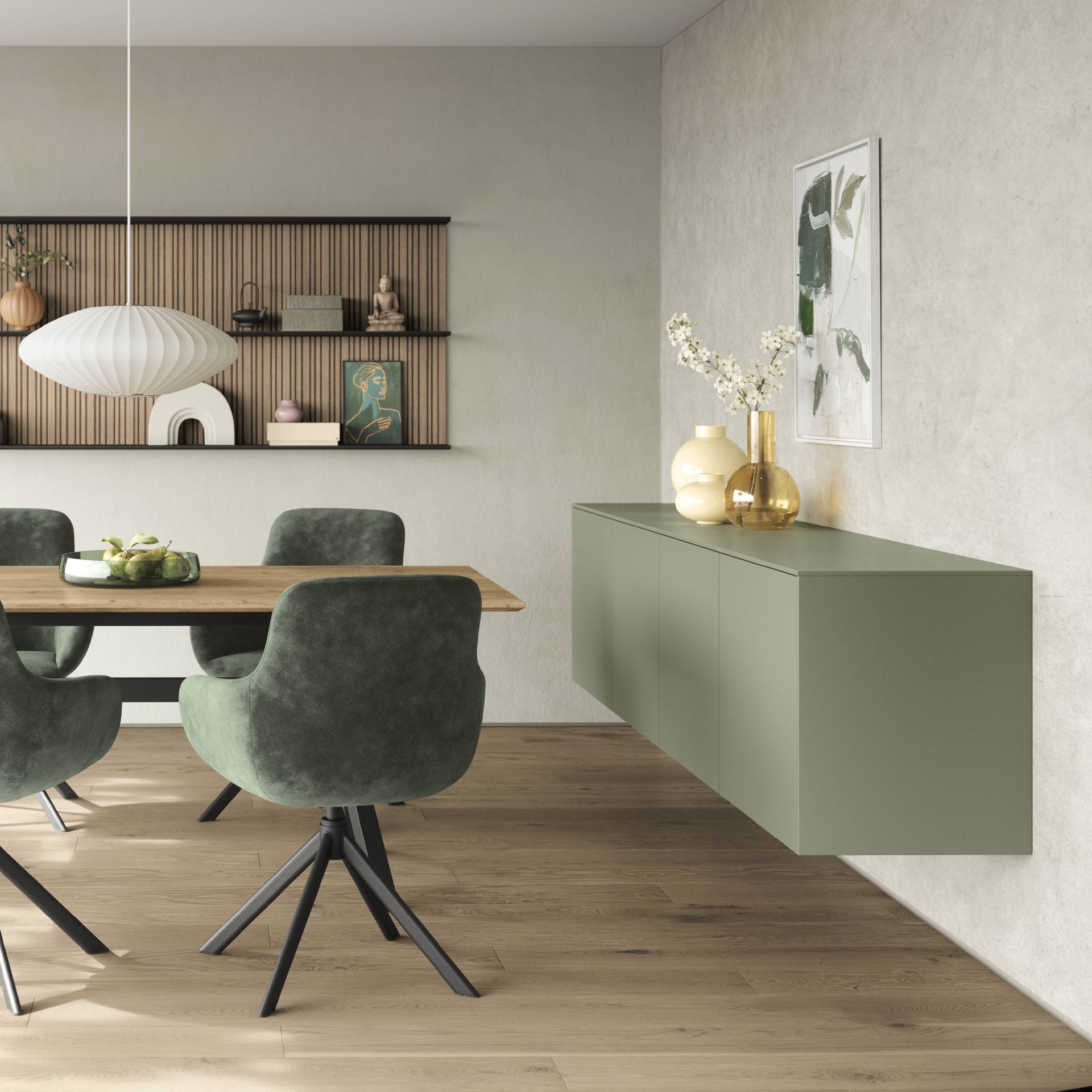 Essbereich mit Holztisch und grünen Stühlen, an der Wand ein hängendes grünes Sideboard ohne Griffe und ein langes Wandregal mit Holzlamellen, Nobilia Senso