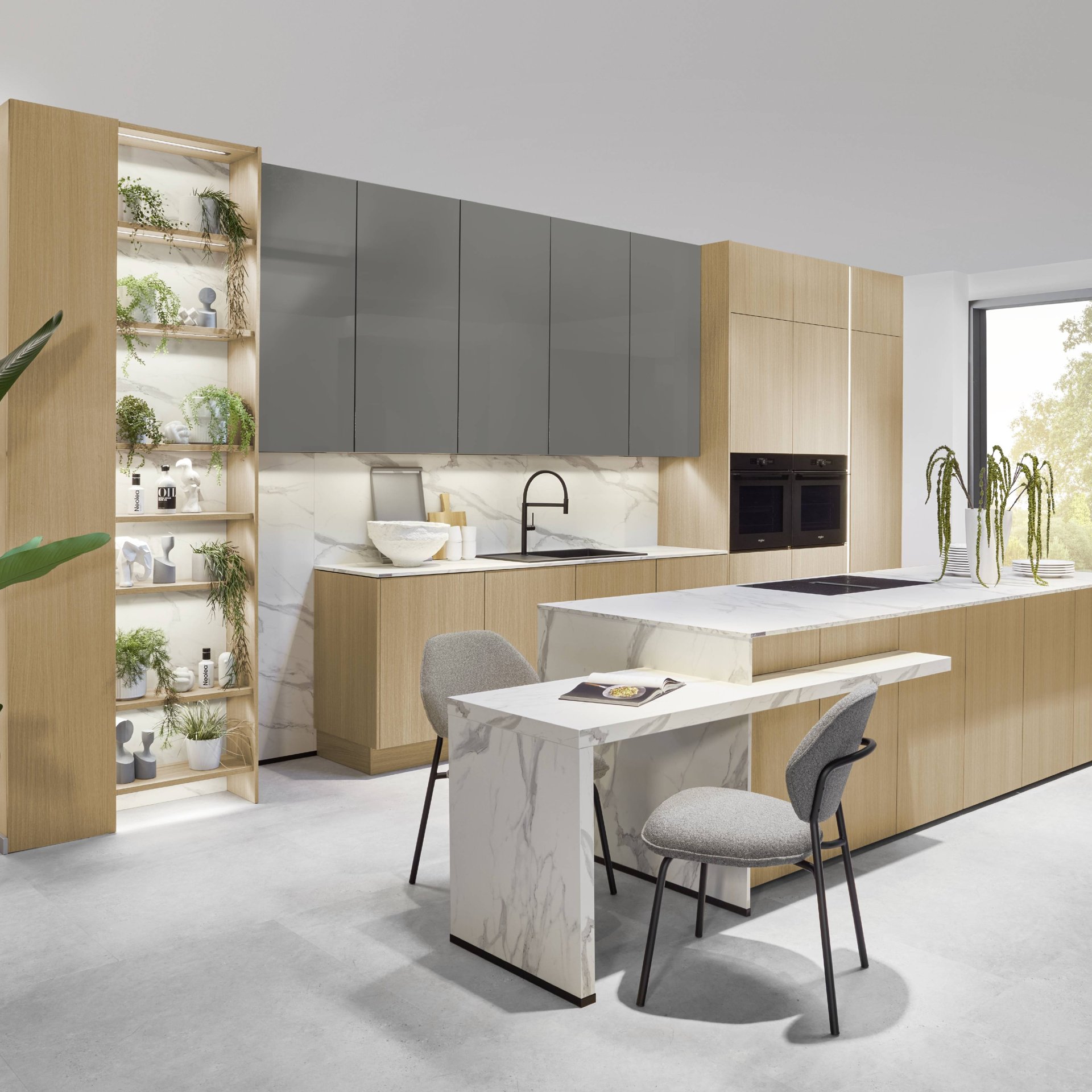 Küche in Eichenoptik und Grau mit beleuchtetem Hochregal, Kücheninsel mit Marmoroptik-Platte und Backöfen im Hochschrank, Nobilia Line N Structura