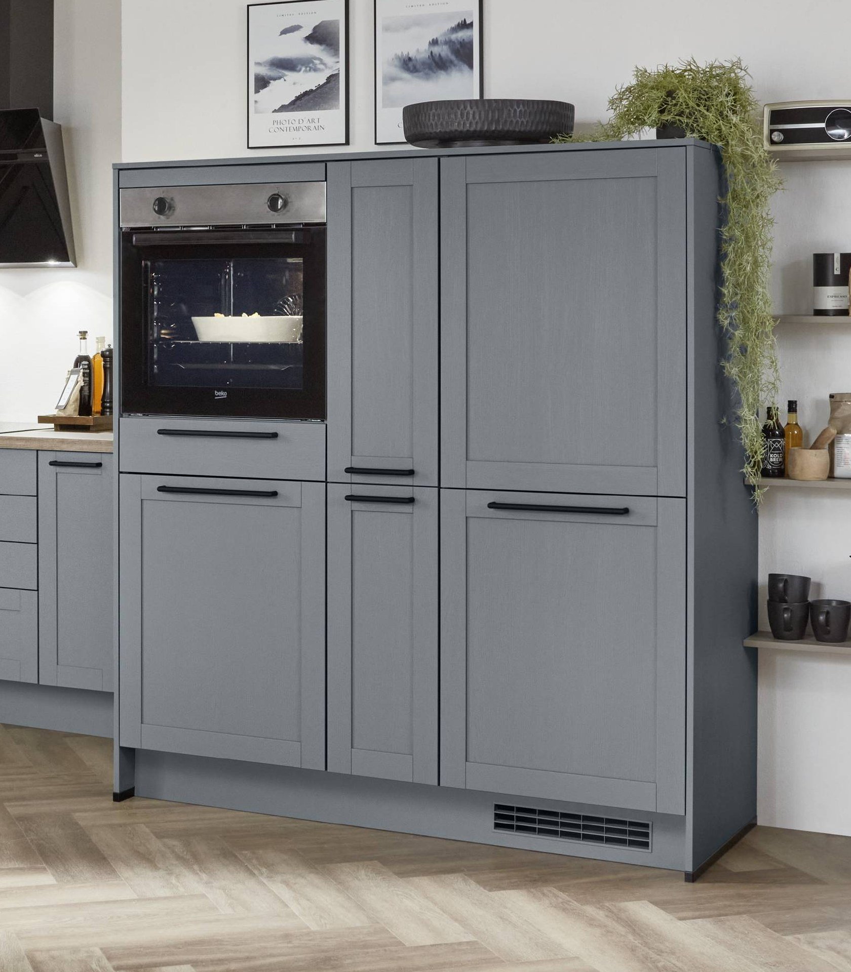Graues Highboard mit Einbaubackofen und Griffen neben Hochschränken, Nobilia Frame