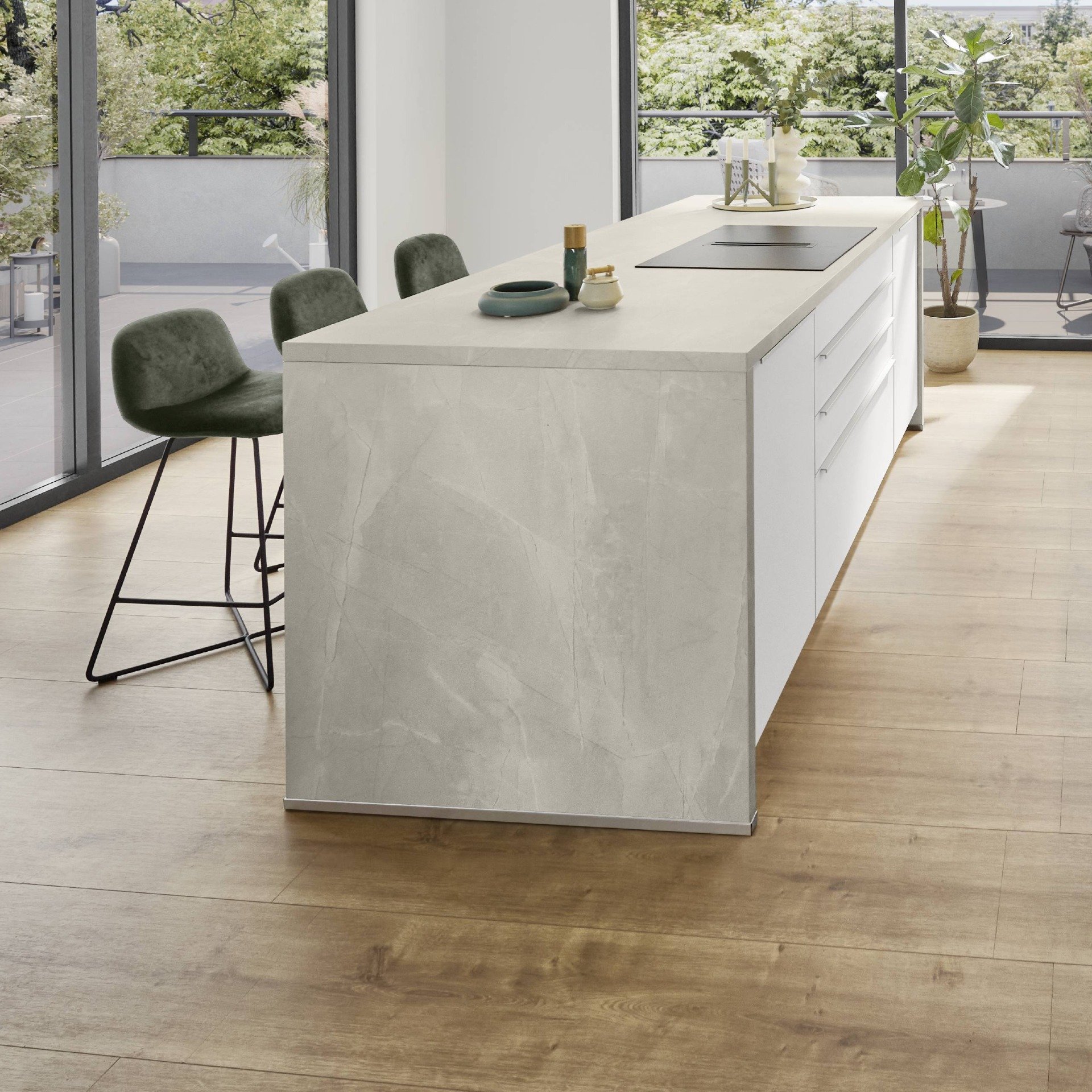 Frei stehende Kücheninsel mit Barhockern an der Längsseite und Stirnseite in Steinoptik, dahinter eine weiße Hochschrankzeile, Nobilia Softline